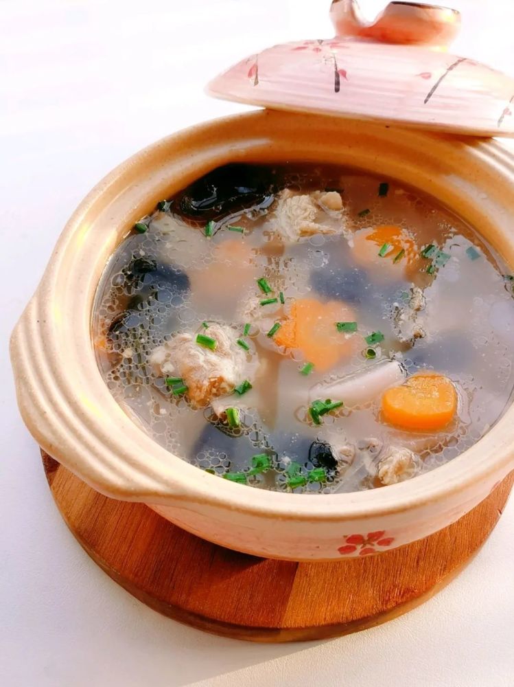 怎么做【萝卜木耳排骨汤】的做法 配方,汤鲜味美,暖心暖胃