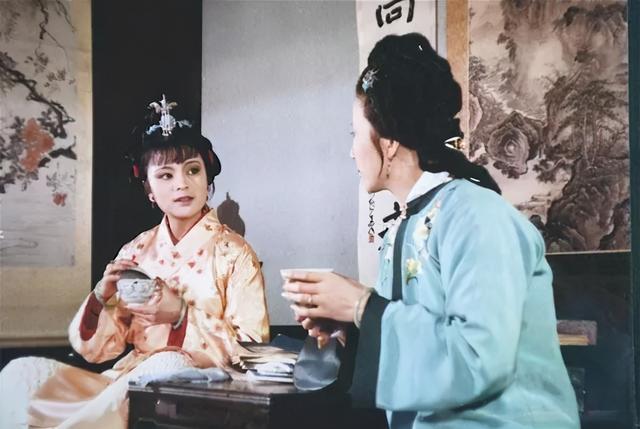 贾宝玉|《红楼梦》里，贾探春为什么要办诗社？是为了她的亲哥哥贾宝玉？