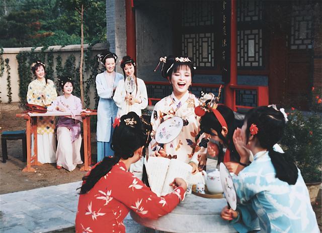 贾宝玉|《红楼梦》里，贾探春为什么要办诗社？是为了她的亲哥哥贾宝玉？