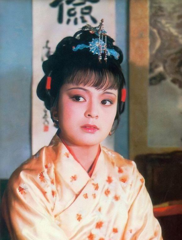 贾宝玉|《红楼梦》里，贾探春为什么要办诗社？是为了她的亲哥哥贾宝玉？