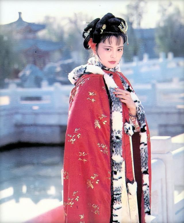 贾宝玉|《红楼梦》里，贾探春为什么要办诗社？是为了她的亲哥哥贾宝玉？