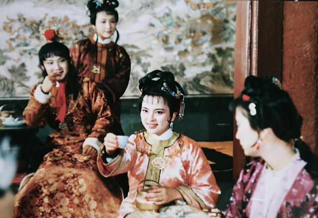 贾宝玉|《红楼梦》里，贾探春为什么要办诗社？是为了她的亲哥哥贾宝玉？