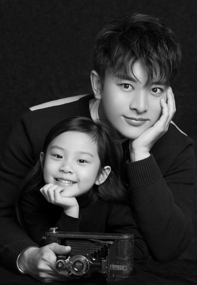 李小璐贾乃亮一同为女儿甜馨庆生,祝贺女儿8岁了,还考了双百分