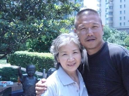 76岁曹翠芬,丈夫相貌英俊,俩人结婚43年,没有自己的孩子