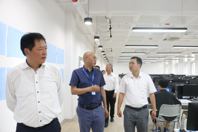 苏红兵表示将严格落实庄书记一行的要求,进一步加强对学生的引导和