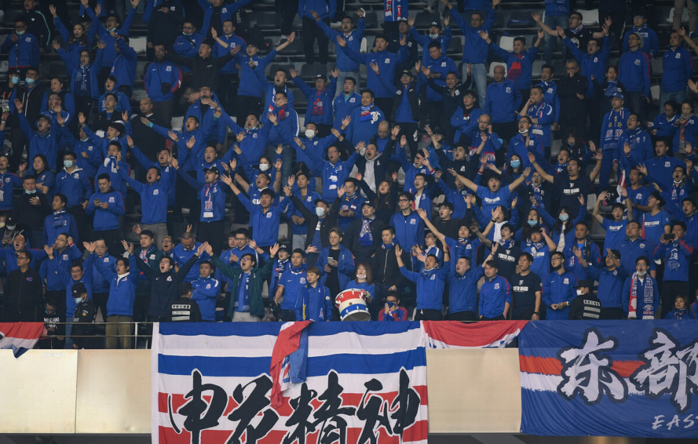 申花,上港球迷赛后爆发冲突:高空杂物满天飞,保安拦都拦不住_腾讯新闻