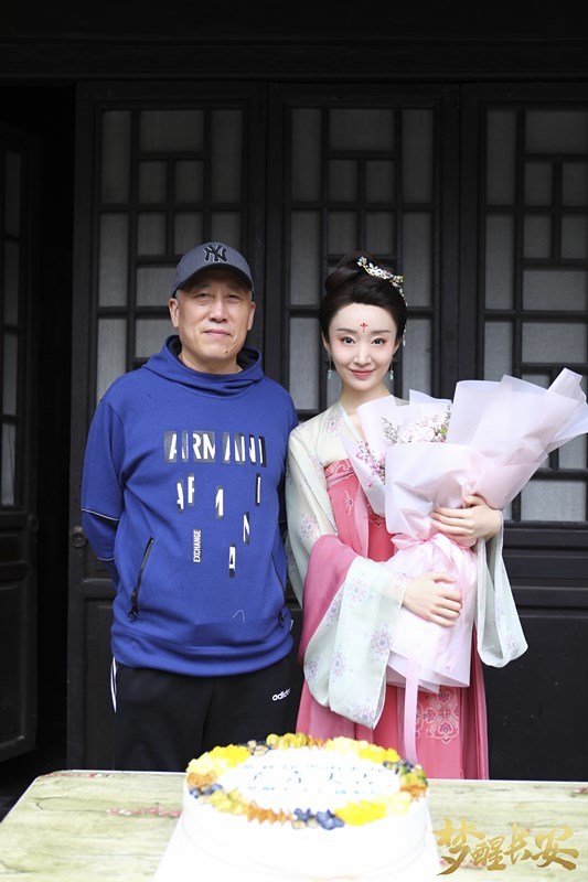 身处敌对阵营的双生姐妹程若鱼,仇烟织宿命般重逢,并与"少年天子"李炎