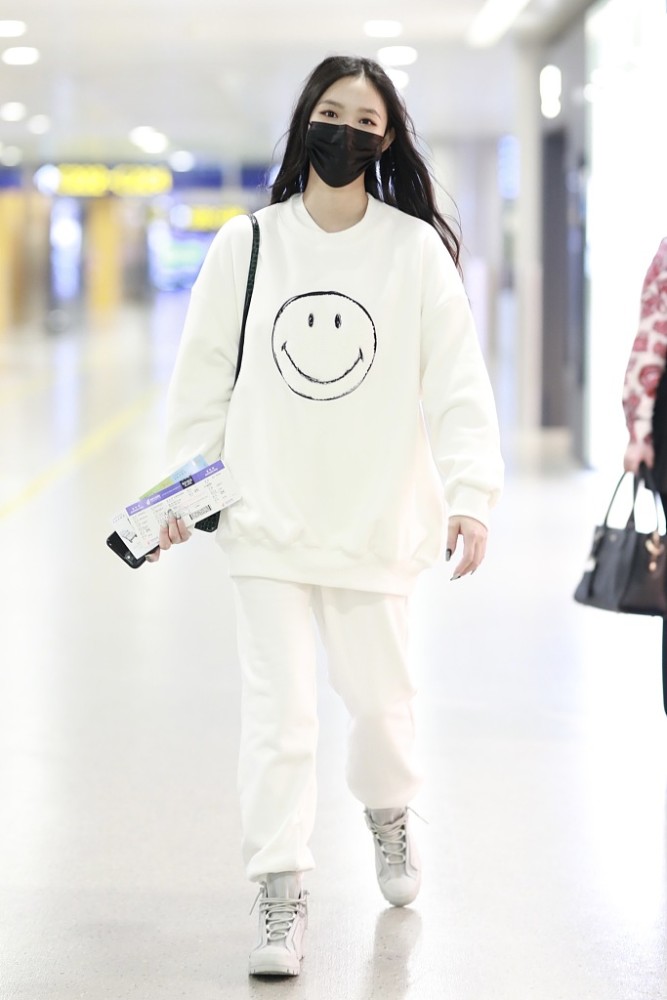 林允穿笑脸卫衣可爱迷人_腾讯新闻