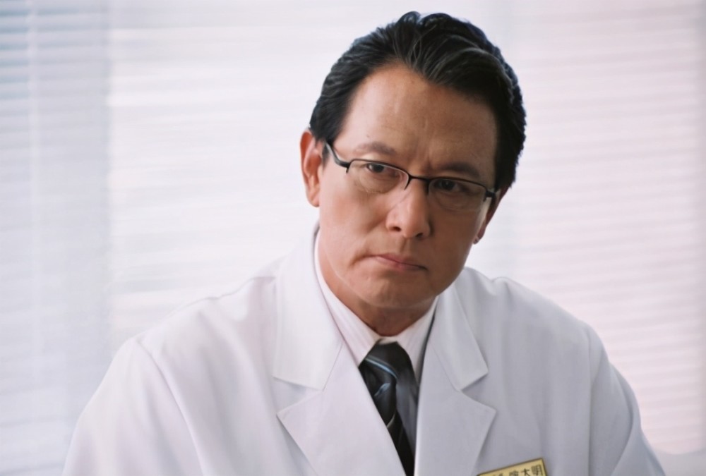 他一直活跃在银幕上——《心理罪》里的乔教授,《寒战2》里的蔡元祺