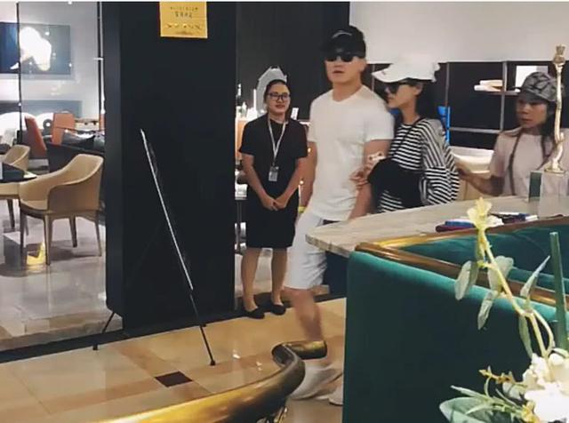 张馨予晒与何捷爷爷合影,故意将何捷个人信息打码遮挡,时刻保护好老公