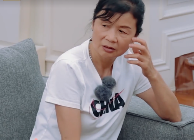 王斯然产后情绪不稳,婆婆只顾玩手机,gai生气怼亲妈护老婆