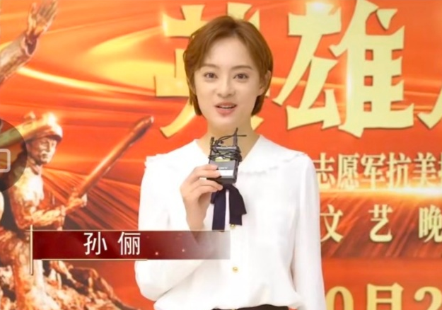 邓超|邓超孙俪央视合体，夫妻俩同款造型抢镜，合照时故意分开显矜持