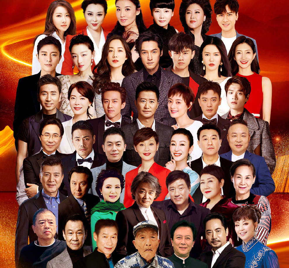 邓超|邓超孙俪央视合体，夫妻俩同款造型抢镜，合照时故意分开显矜持