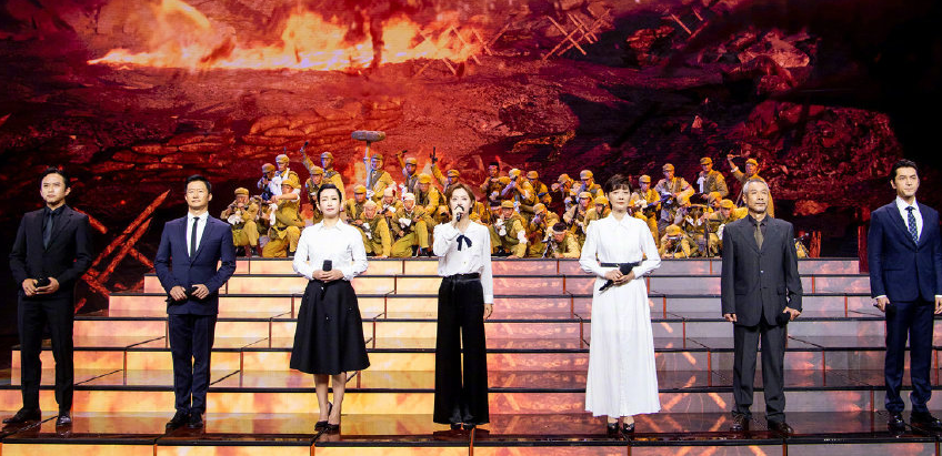 邓超|邓超孙俪央视合体，夫妻俩同款造型抢镜，合照时故意分开显矜持