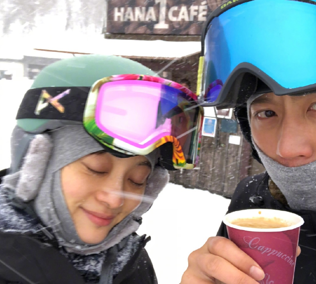 邓超|邓超孙俪央视合体，夫妻俩同款造型抢镜，合照时故意分开显矜持