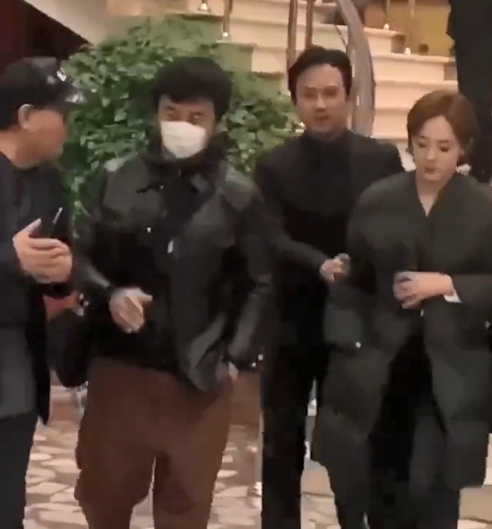 邓超|邓超孙俪央视合体，夫妻俩同款造型抢镜，合照时故意分开显矜持