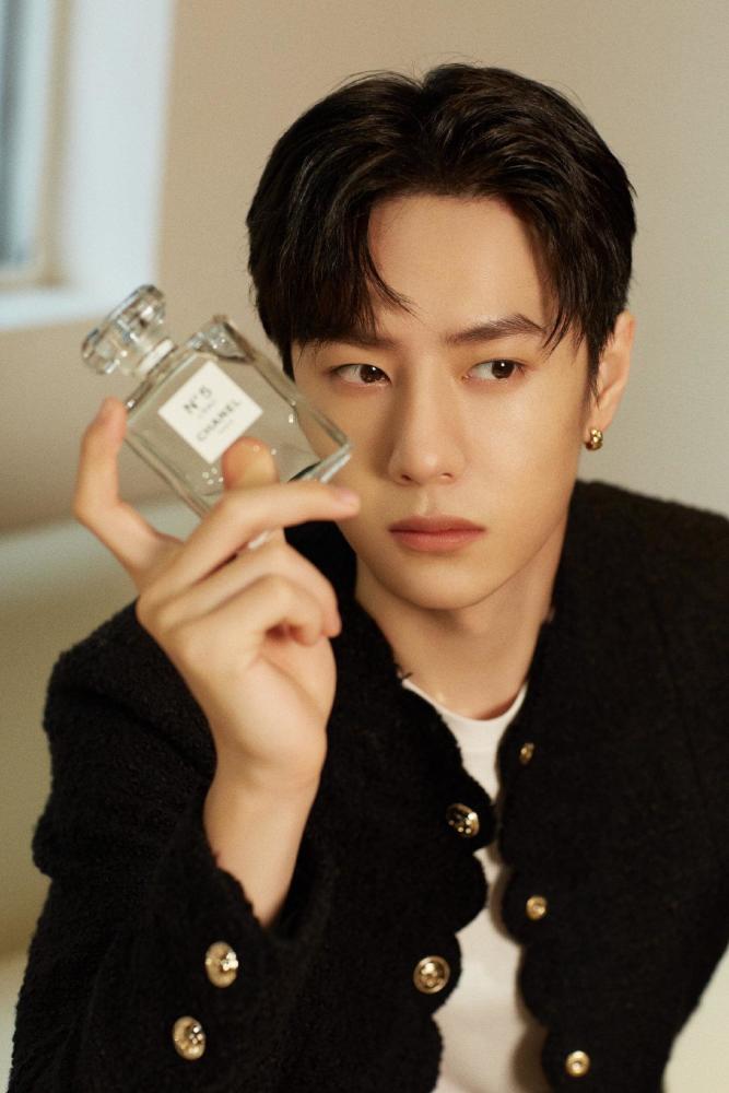 王一博也太适合穿香奈儿女装了翩翩美少年超贵气画面好养眼