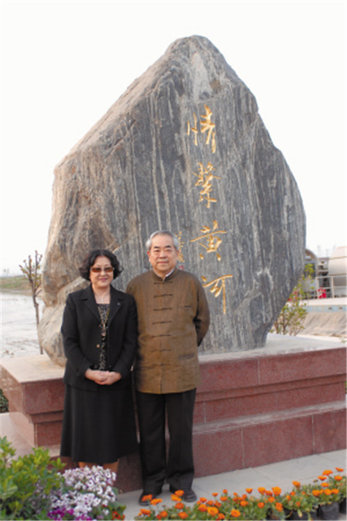 他靠同学救济多年,却反手撬走同学夫人,还把同学俩儿子姓也改了