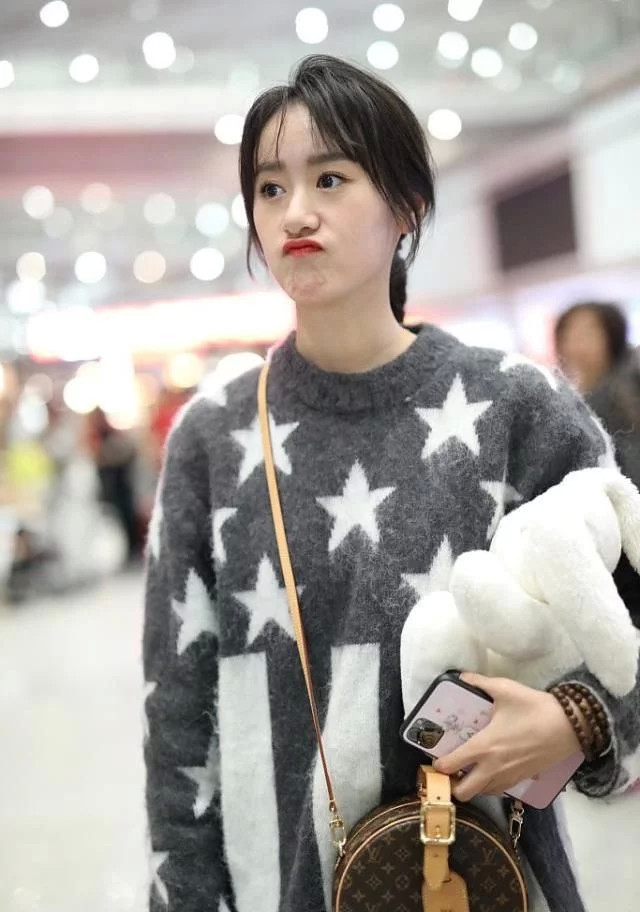 袁冰妍穿遮胯毛衣出镜,嘟嘴卖萌真实不做作,看到鞋子大家都不淡定了