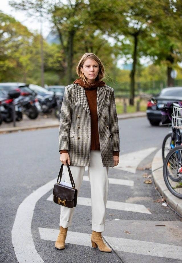 格子西装的经典搭配,和短裤的碰撞更为惊艳,很适合职场女性_腾讯新闻