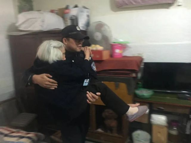 民警|杭州民警这两个“公主抱”太暖了！