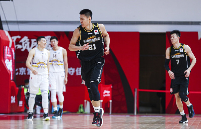 那就是具备稳护框和冲抢篮板球,加上初生牛犊不怕虎的打球方式,蒋兴权