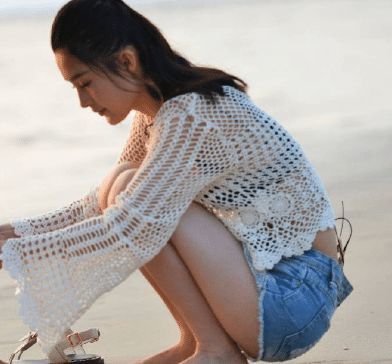 李沁的身材有多撩看她蹲在沙滩上的样子网友太美