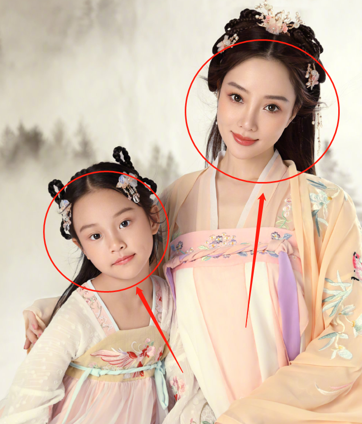 李小璐|甜馨八岁生日，李小璐贾乃亮晒照为女儿庆生，生日蛋糕却太抢镜了