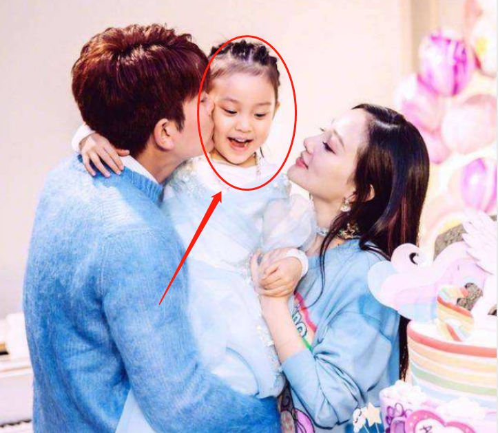 李小璐|甜馨八岁生日，李小璐贾乃亮晒照为女儿庆生，生日蛋糕却太抢镜了