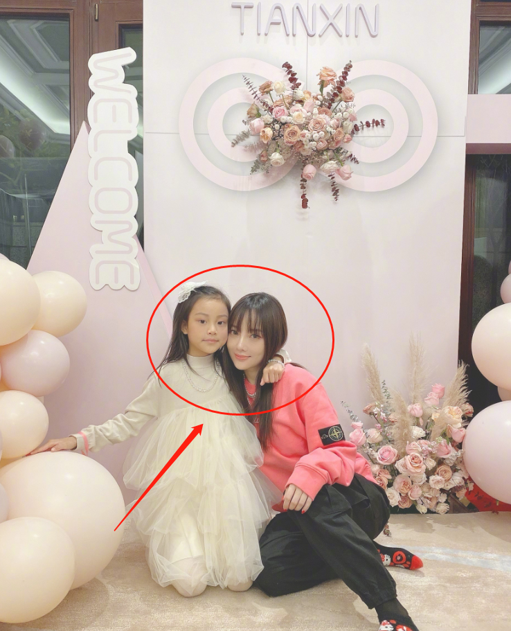 李小璐|甜馨八岁生日，李小璐贾乃亮晒照为女儿庆生，生日蛋糕却太抢镜了