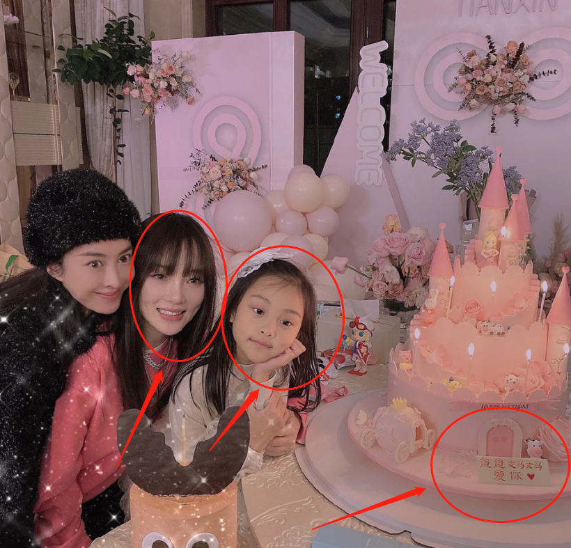 李小璐|甜馨八岁生日，李小璐贾乃亮晒照为女儿庆生，生日蛋糕却太抢镜了