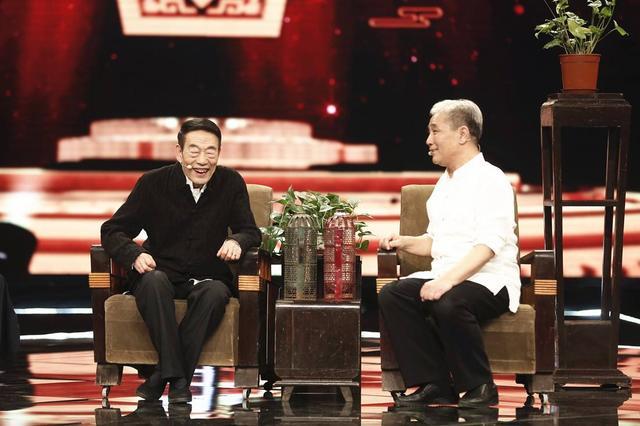 杨少华|88岁杨少华近况罕曝光！两鬓斑白皱纹明显，穿红衣热舞仍意气风发