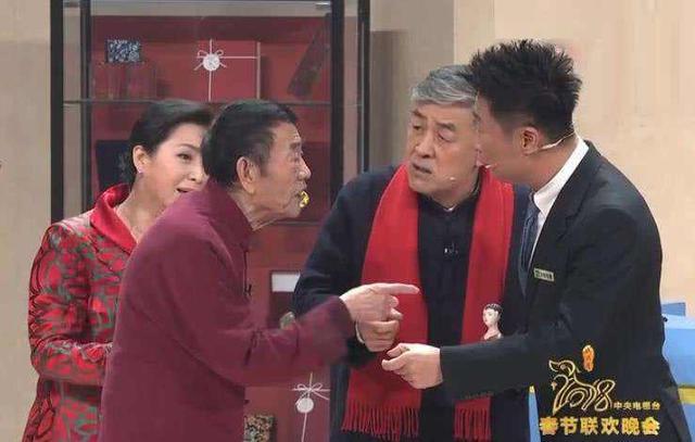 杨少华|88岁杨少华近况罕曝光！两鬓斑白皱纹明显，穿红衣热舞仍意气风发