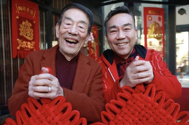 杨少华|88岁杨少华近况罕曝光！两鬓斑白皱纹明显，穿红衣热舞仍意气风发