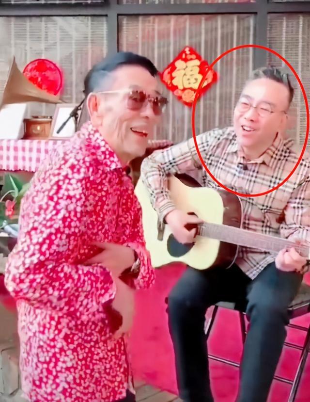 杨少华|88岁杨少华近况罕曝光！两鬓斑白皱纹明显，穿红衣热舞仍意气风发