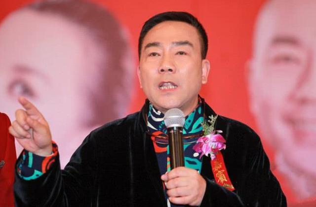 杨少华|88岁杨少华近况罕曝光！两鬓斑白皱纹明显，穿红衣热舞仍意气风发