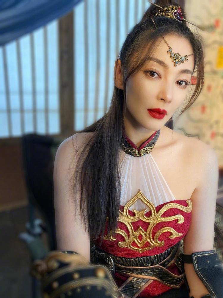 姐姐的爱乐之城|张雨绮救场姐姐团综，她穿宽松大短裤双腿纤细，丝巾扎辫子超可爱