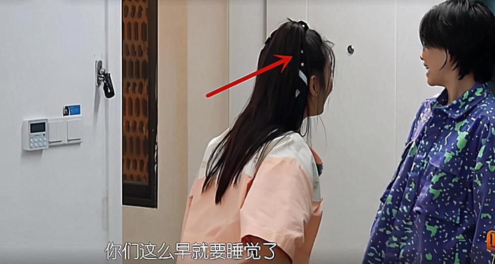 姐姐的爱乐之城|张雨绮救场姐姐团综，她穿宽松大短裤双腿纤细，丝巾扎辫子超可爱