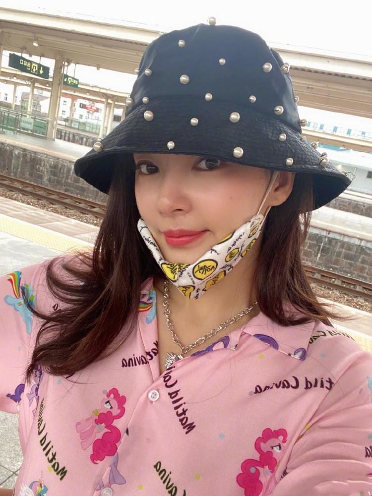 姐姐的爱乐之城|张雨绮救场姐姐团综，她穿宽松大短裤双腿纤细，丝巾扎辫子超可爱