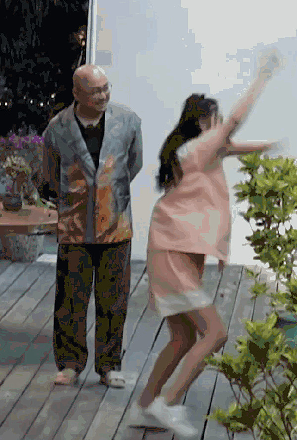 姐姐的爱乐之城|张雨绮救场姐姐团综，她穿宽松大短裤双腿纤细，丝巾扎辫子超可爱