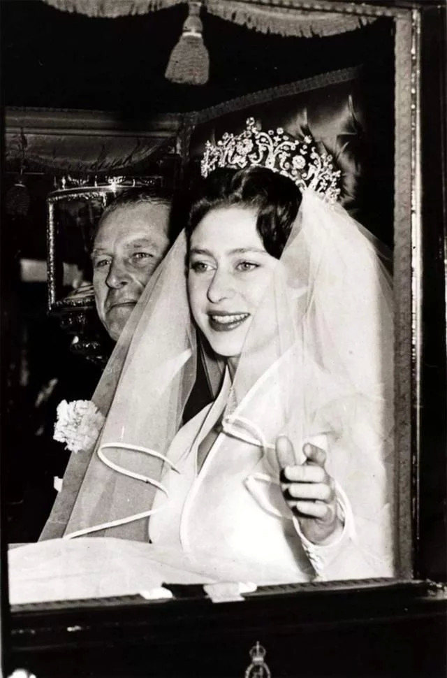 英国女王和唯一妹妹用不同命运见证什么是同父同母不同命