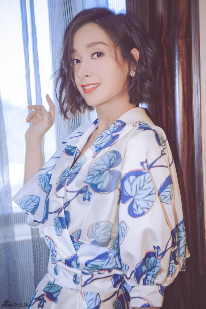 杨恭如一头短发清新减龄,这张"浴袍"照嫩的能掐出水