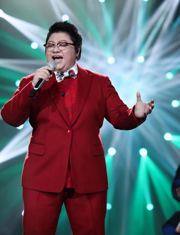 韩红扎丸子头写书法,暴瘦后面容憔悴,年轻时颜值高爱打架子鼓