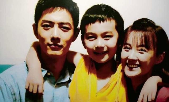 肖战|太敬业！肖战《王牌》剧组大合照曝光，未卸妆满脸黑泥久违微笑