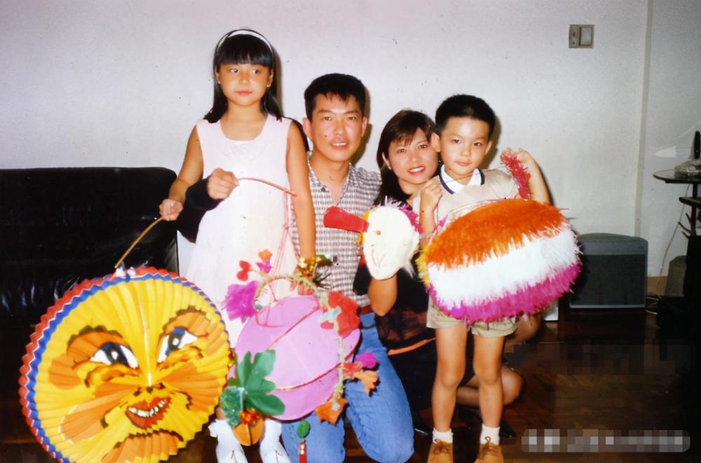 元彪近照与初恋妻子恩爱37载五年前女儿出阁半个港圈来道贺