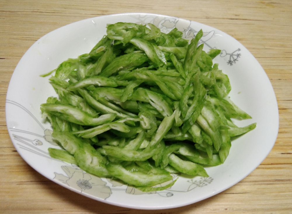 小提醒:这道蛇瓜炒肉丝是非常营养搭配,荤素搭配非常合理,猪肉丝和