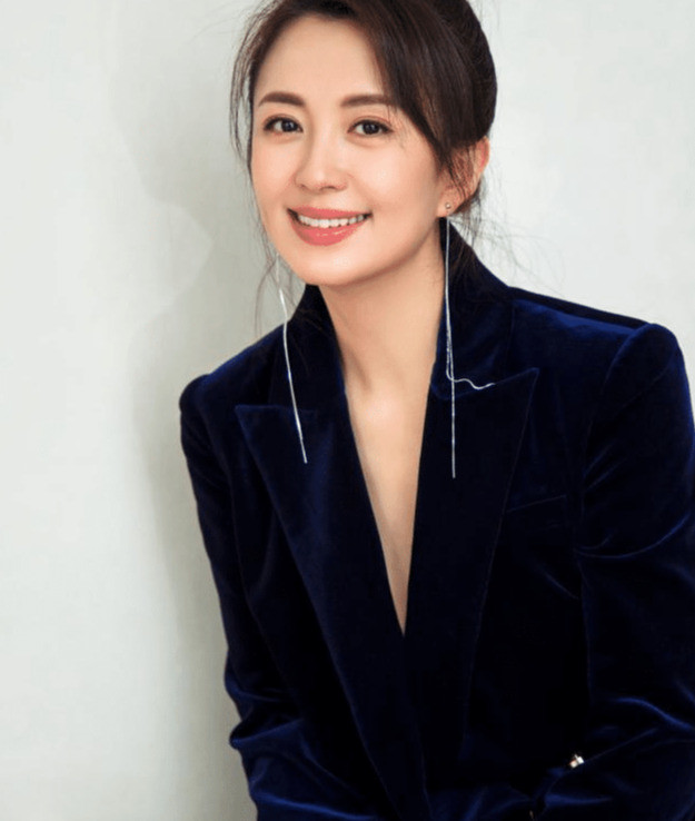 杨童舒|央视主持人拍戏途中意外怀孕，如今儿子10岁，生父至今是谜