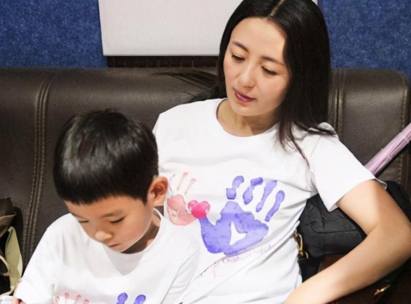 杨童舒|央视主持人拍戏途中意外怀孕，如今儿子10岁，生父至今是谜