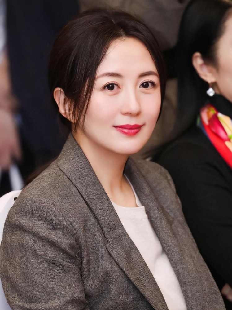 杨童舒|央视主持人拍戏途中意外怀孕，如今儿子10岁，生父至今是谜