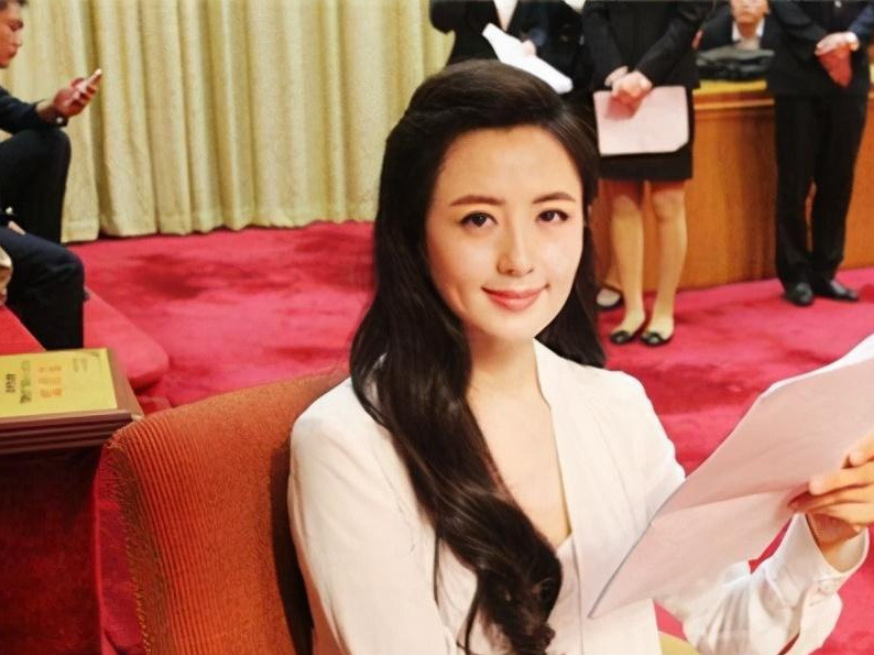 杨童舒|央视主持人拍戏途中意外怀孕，如今儿子10岁，生父至今是谜